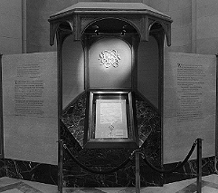 Image of the Magna Carta display in the National Archives Rotunda